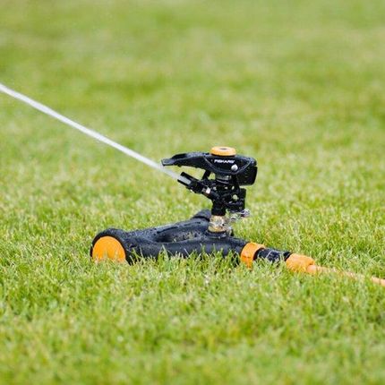 Fiskars Zraszacz Pulsacyjny, Metalowy Na Kółkach 1023656 - zdjęcie 2