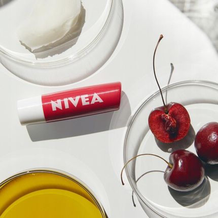Nivea Pielęgnująca Pomadka Do Ust Cherry Shine 4.8G - zdjęcie 3