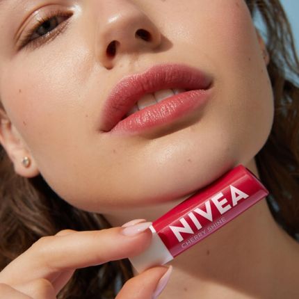 Nivea Pielęgnująca Pomadka Do Ust Cherry Shine 4.8G - zdjęcie 2
