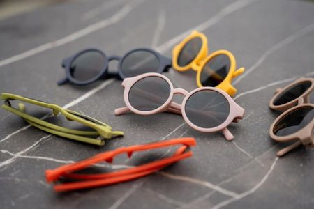 Filibabba Dziecięce okulary przeciwsłoneczne wykonane z plastiku pochodzącego z recyklingu 1-3 lata - Bleached Mauve - zdjęcie 3