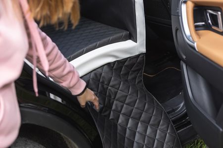 Składany transporter samochodowy dla psa na tylne siedzenie z materacem i pasem bezpieczeństwa 55x100 cm (czarny, niebieski) - zdjęcie 2
