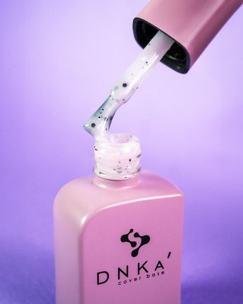 Dnka' Cover Base #0039A' Different Różowa Baza Hybrydowa Z Czarnym Oraz Białym Brokatem 12ml - zdjęcie 2