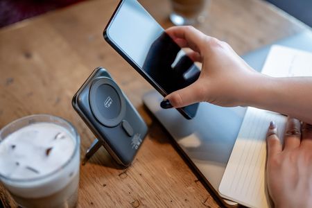 Power Bank do Iphone'a Newell MS-10000 MagSafe 10000 mAh PD 20 W - szary - zdjęcie 3