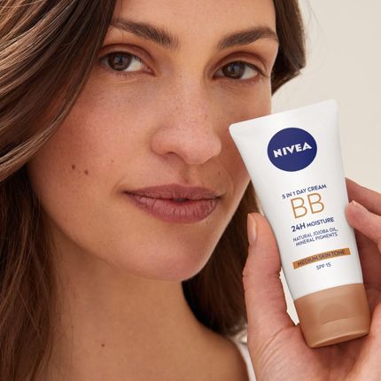Nivea Krem Bb Do Twarzy Ciemny 50Ml + Pomadka Ochronna Do Ust Czerwona 4,8G - zdjęcie 3