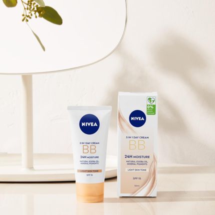 Nivea Krem Bb Do Twarzy Jasny 50Ml + Pomadka Ochronna Do Ust Rose 4,8G - zdjęcie 2