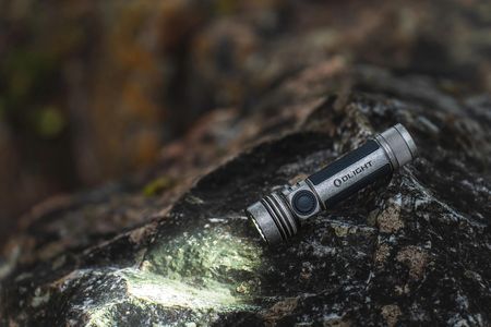 Latarka taktyczno-poszukiwawcza Olight Seeker 4 Pro Cool White Matte Silver Plated Bronze - 4600 lumenów - zdjęcie 2