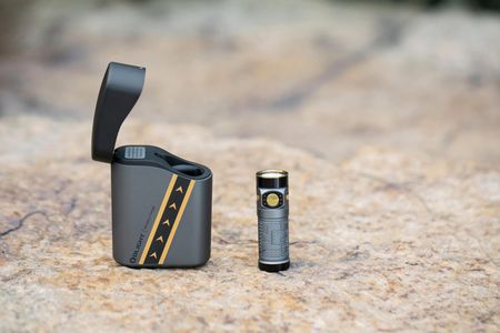 Latarka Olight Baton 4 Premium Edition Flighter Pilot - 1300 lumenów z bezprzewodowym etui ładującym - zdjęcie 2