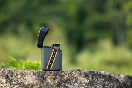 Latarka Olight Baton 4 Premium Edition Flighter Pilot - 1300 lumenów z bezprzewodowym etui ładującym - zdjęcie 3