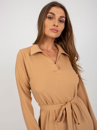 Camelowa midi sukienka w prążek z paskiem - zdjęcie 2