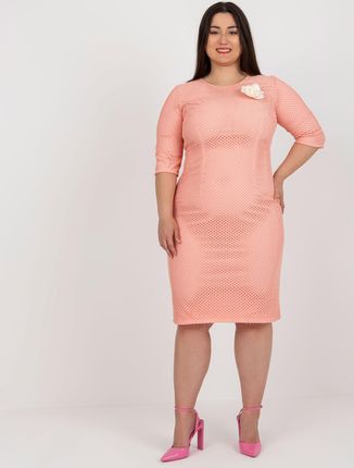 Brzoskwiniowa midi sukienka plus size na wesele - zdjęcie 2