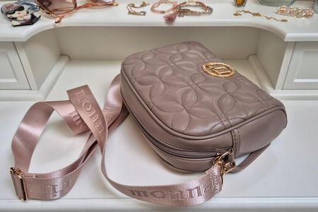 Beżowa Torebka Listonoszka Monnari Mocha Mousse Pasek Logo - zdjęcie 3