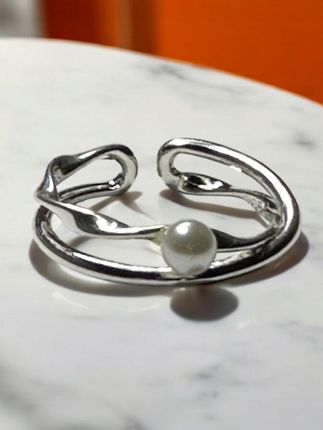 Srebrny prosty pierścionek z perłami dla kobiet - zdjęcie 4