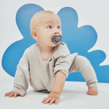 Dammy Planet Luu Kids Smoczek Uspokajający Pozycjonujący Silikonowy Lovely Gray 0-3 Miesiące 1Szt. - zdjęcie 2