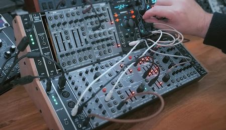 Behringer SURGES – analogowy filtr multimodalny Eurorack - zdjęcie 4