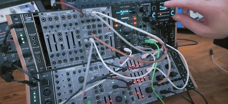 Behringer SURGES – analogowy filtr multimodalny Eurorack - zdjęcie 5