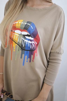 Bluzka oversize z nadrukiem tęczowych ust camelowa - zdjęcie 2