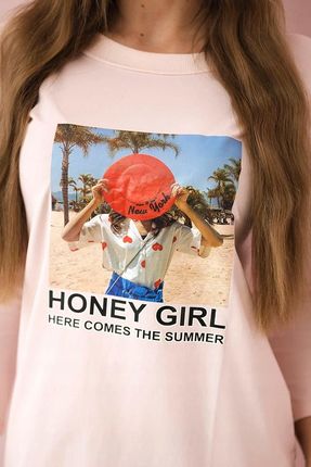 Sukienka z nadrukiem Honey girl pudrowy róż - zdjęcie 3