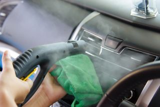 Jak wybrać dobry środek do odgrzybiania klimatyzacji w samochodzie?