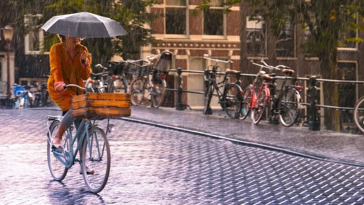 jazda na rowerze w deszczu