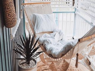 Jak urządzić mały balkon? Garść wiosennych inspiracji