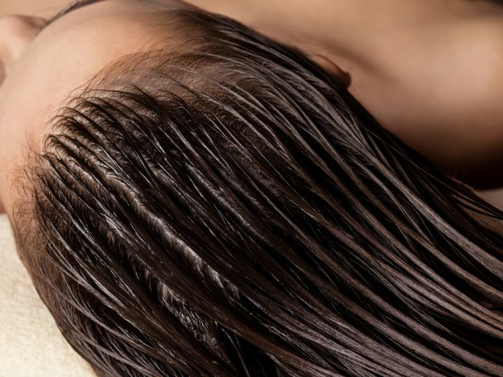 Olejowanie włosów na mokro – jak to się robi?