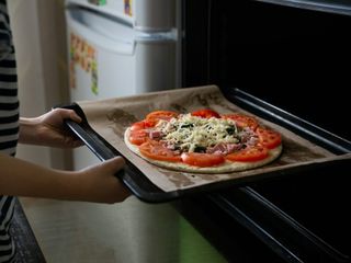 Jaki piekarnik do pizzy? Jak piec pizzę w piekarniku?