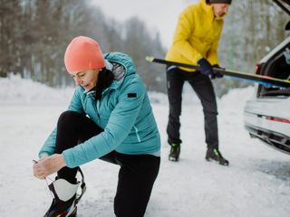 Jak przewozić narty lub deskę snowboardową? Praktyczny poradnik z ciekawostkami