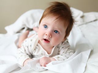 kiedy kłaść dziecko na brzuchu