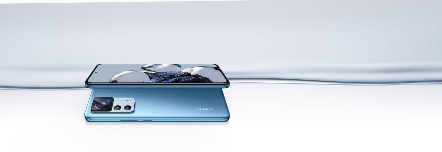 Xiaomi 12T Pro Telefon na błękitnym tle