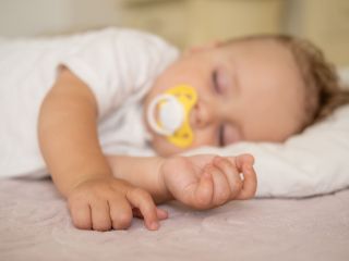 Jaki smoczek dla noworodka wybrać? Od kiedy stosować smoczek dla noworodka?