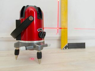 Jak działa poziomica laserowa? Jak z niej korzystać?