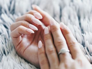 Czym jest manicure kombinowany i jak go wykonać?