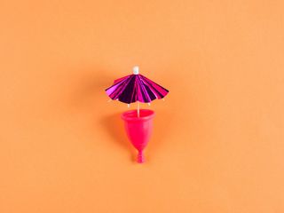 Kubeczek menstruacyjny – jak wyjąć? Jak korzystać z kubeczka menstruacyjnego?