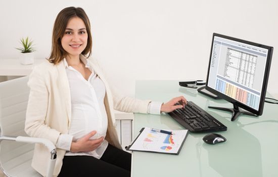 praca w ciąży, praca w ciąży przy komputerze, kobieta w ciąż