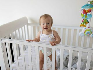 Niemowlę mało śpi – czy jest to powód do niepokoju?