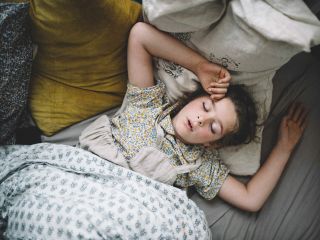 dziecko śpi z otwartą buzią