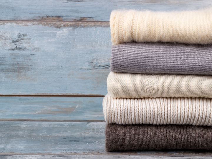 Jak uratować sfilcowany sweter? Jak rozciągnąć sweter?