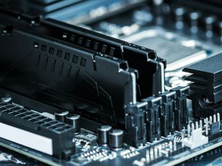 Porównanie RAM-u DDR4 vs DDR5. Jak sprawdza się w grach? Jaki do laptopa?