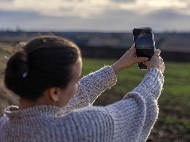 Smartfon średniej półki z mega szybkim ładowaniem