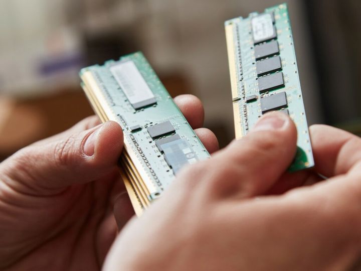 Jakie parametry pamięci RAM wpływają na wydajność komputera?