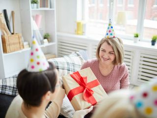 Prezent dla mamy, która wszystko ma: co wybrać? Poradnik z inspiracjami