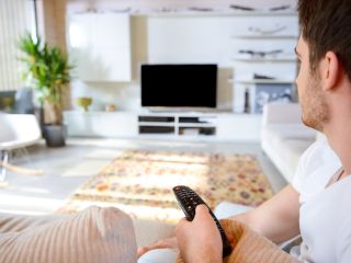 Z jakiej odległości oglądać TV? Bezpieczna odległość od telewizora