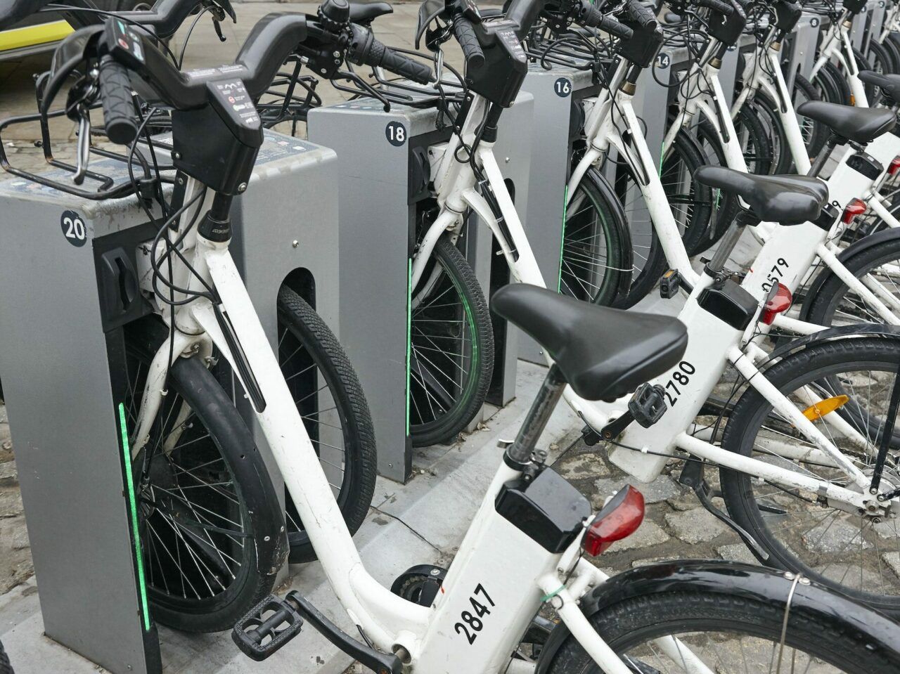 Lekki rower elektryczny damski jaki wybrać? Poza domem