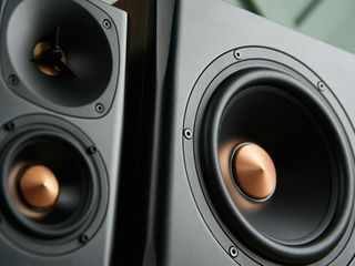 Jaki mocny subwoofer do domu?