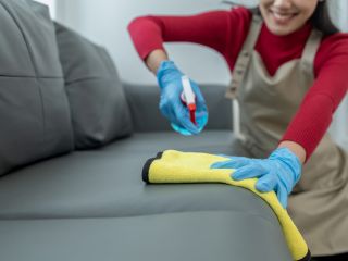 jak usunąć nieprzyjemny zapach z kanapy