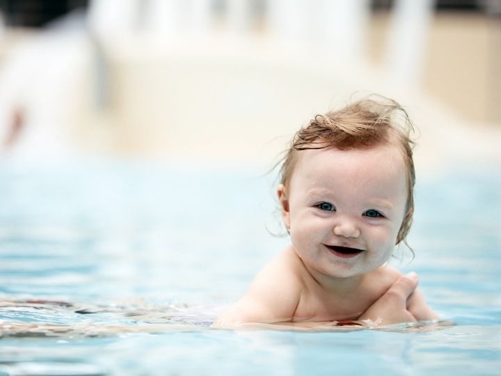 niemowlak na basenie