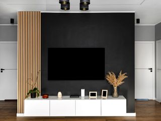 Lamele na ścianie TV. Sposób na wykończenie ściany z telewizorem