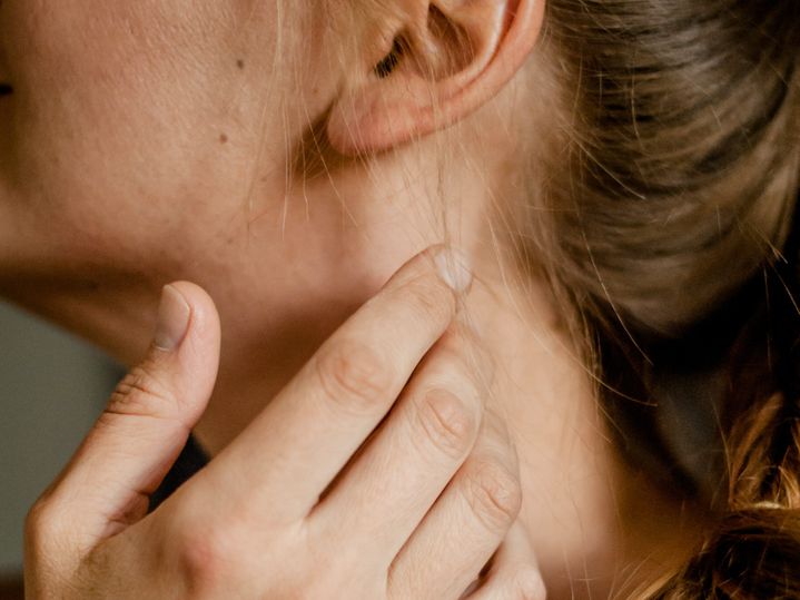 Co oznacza swędzenie szyi