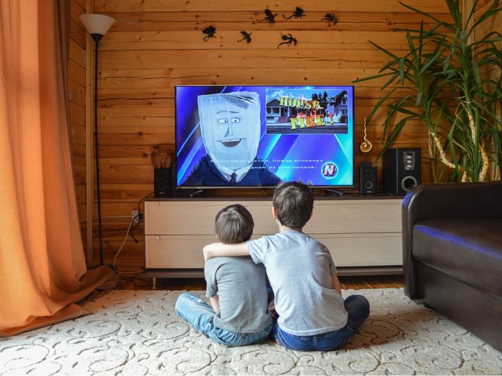 dzieci oglądające tv
