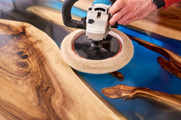 jak zrobić stół z drewna i żywicy
